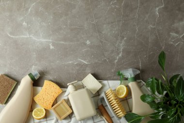 Gri desenli masadaki çevre dostu temizlik araçlarıyla temizlik kavramı