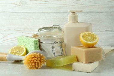 Ahşap arka plana karşı çevre dostu temizlik araçları