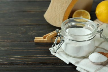 Ahşap arka planda çevre dostu temizlik araçları