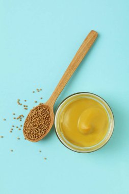 Hardallı kavanoz ve mavi arka planda tohumlu kaşık.