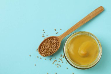 Hardallı kavanoz ve mavi arka planda tohumlu kaşık.