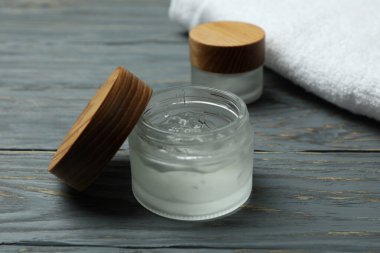 Şekil jeli ve havlu ahşap masada.