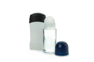 Beyaz arka planda izole edilmiş boş deodorant şişeleri