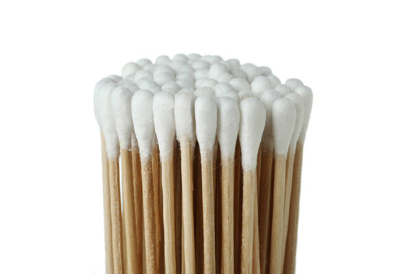 Деревянные ватные тампоны на белом фоне