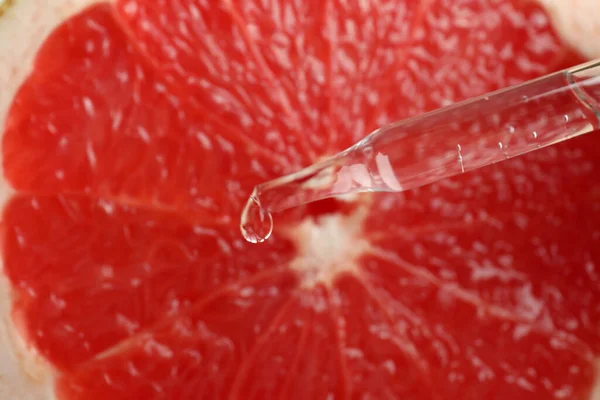 Pipetta Con Goccia Olio Contro Pompelmo — Foto Stock