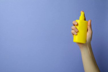 Menekşe arkaplanda kadın el kremi