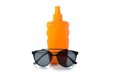Beyaz arkaplanda güneş kremi ve güneş gözlüğü izole edildi