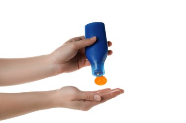 Kadın elleri güneş kremini tutar, beyaz arka planda izole edilir.