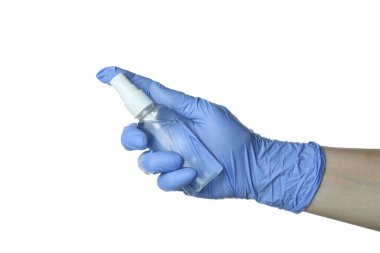 Tıbbi eldivendeki kadın eli antiseptik, beyaz arka planda izole edilmiş.