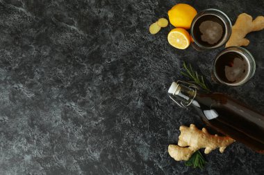 Zencefilli bira ve siyah dumanlı arka plandaki malzemeler.