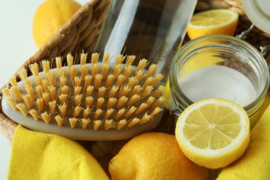 Limonlu sepet, asit ve fırça, yakın.