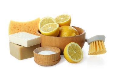 Beyaz arkaplanda izole edilmiş çevre dostu temizlik araçları