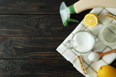 Ahşap arka planda çevre dostu temizlik araçları