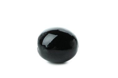 Beyaz arka planda izole edilmiş lezzetli siyah zeytin