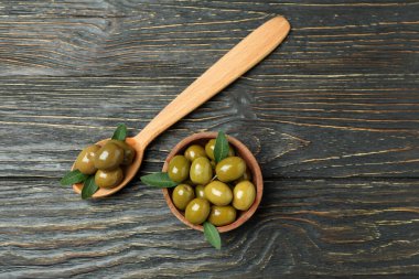 Ahşap arka planda bir kase zeytin.