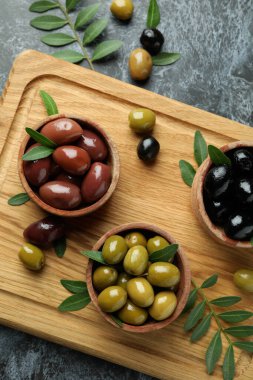 Siyah dumanlı arka planda zeytin ve yapraklı tahta