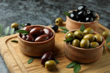 Siyah dumanlı arka planda zeytin ve yapraklı tahta