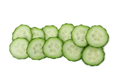 Olgun salatalık dilimleri beyaz arkaplanda izole edilmiş.