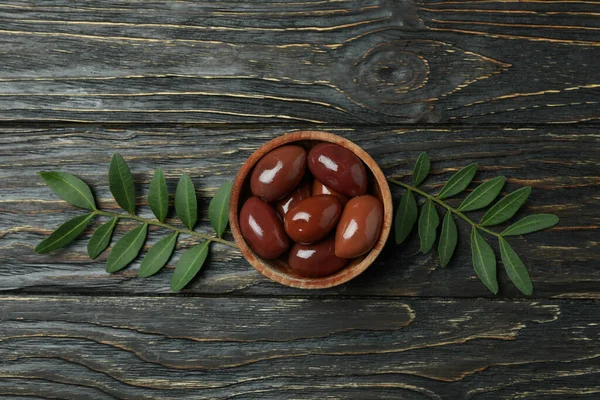 Чаша Красными Оливками Ветками Деревянном Фоне — стоковое фото