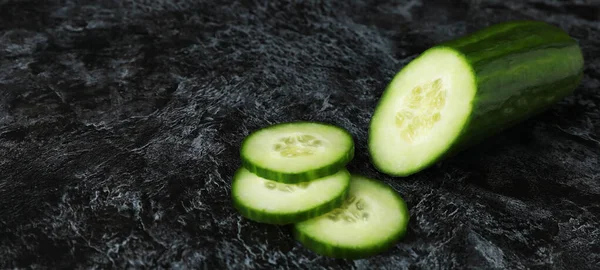 Pepino Maduro Rodajas Sobre Fondo Ahumado Negro —  Fotos de Stock