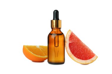 Beyaz arka planda yağlı ve turunçgilli damlacık şişesi