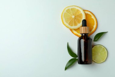 Beyaz arka planda yağlı ve narenciye dilimli damlalar.