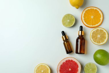 Beyaz arka planda yağ ve narenciye dolu damlalar.