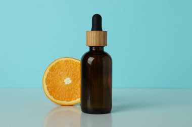 Mavi arka planda yağ ve turuncu damlalar var.