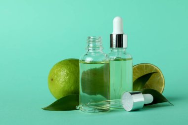 Yağ ve nane arkaplanlı limon damlaları.