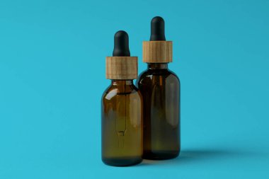 Mavi arka planda yağlı damlalar.