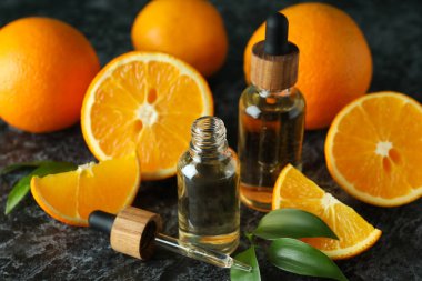 Siyah dumanlı masada yağlı ve portakallı damlalar.