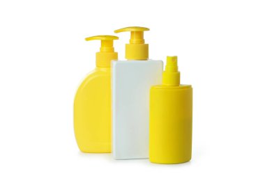 Beyaz arkaplanda izole edilmiş güneş kremi şişeleri