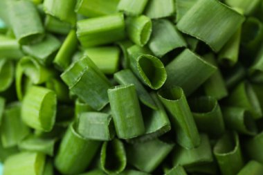 Tüm arka planda doğranmış yeşil soğan, kapat.