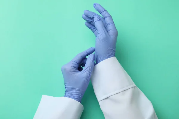 Врач Руки Медицинских Перчатках Фоне Мяты — стоковое фото