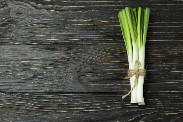 Friss Zöld Hagyma Asztalon Hely Szövegnek — Stock Fotó