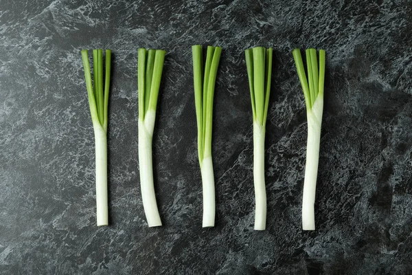 Ceapă Verde Proaspătă Fundal Negru Fum — Fotografie, imagine de stoc