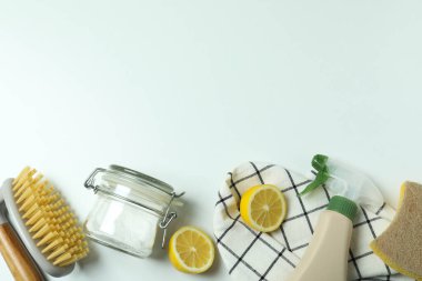 Beyaz arkaplanda çevre dostu temizlik araçları, metin için boşluk