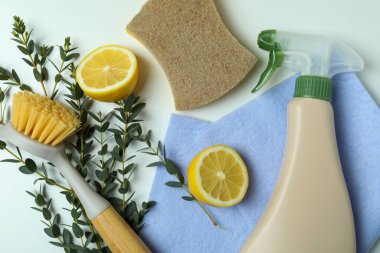 Beyaz arkaplanda çevre dostu temizlik araçları ile temizlik kavramı