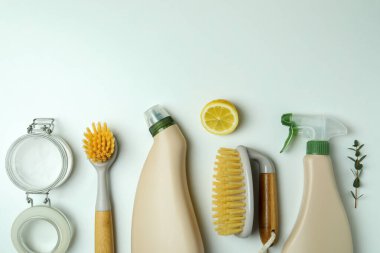 Beyaz arka planda çevre dostu temizlik araçları ve limonları ile temizlik kavramı