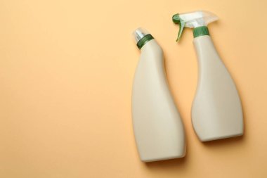 Bej arkaplanda boş deterjan şişeleri, metin için boşluk