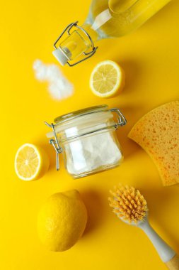 Çevre dostu temizlik araçları ve sarı arka planda limonlar ile temizlik kavramı