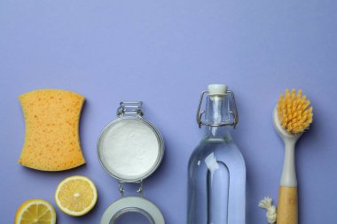 Menekşe arkaplan üzerinde temizlik araçları ile düz uzandı