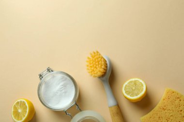 Bej arka planda çevre dostu temizlik araçları ile temizlik kavramı