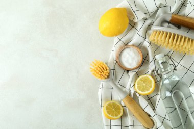 Beyaz desenli masa üzerinde çevre dostu temizlik araçları ile temizlik kavramı