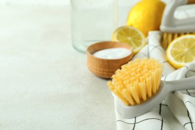 Beyaz desenli masa üzerinde çevre dostu temizlik araçları ile temizlik kavramı