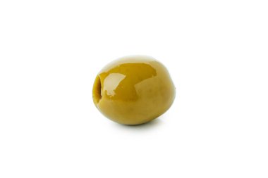 Beyaz arkaplanda yalıtılmış yeşil zeytin