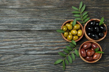 Ahşap kaplamalı farklı zeytinler.
