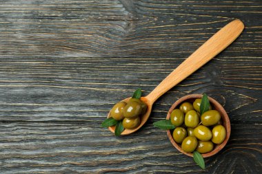 Ahşap arka planda bir kase zeytin.