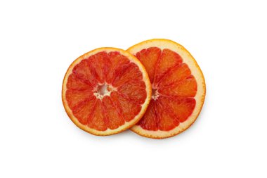 Beyaz arkaplanda kırmızı turuncu dilimler izole edilmiş