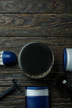 Ahşap arka planda erkek hijyeni kavramı